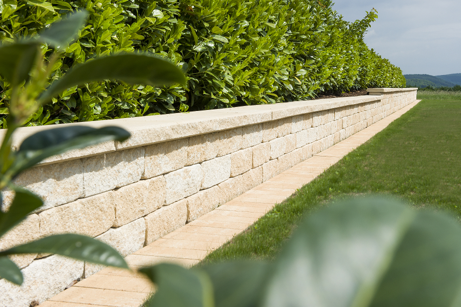 Garten: Terasse, Mauer, Steinbeete