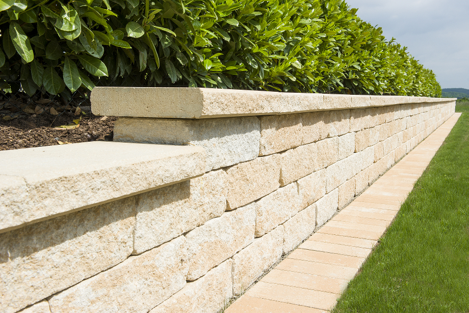 Garten: Terasse, Mauer, Steinbeete