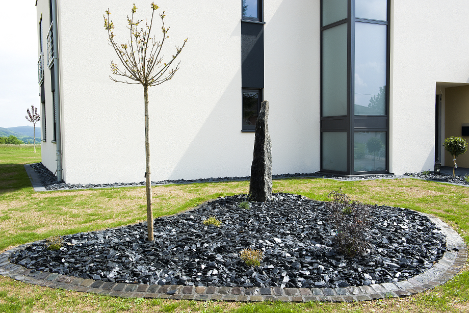 Garten: Terasse, Mauer, Steinbeete