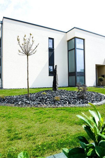 Garten: Terasse, Mauer, Steinbeete