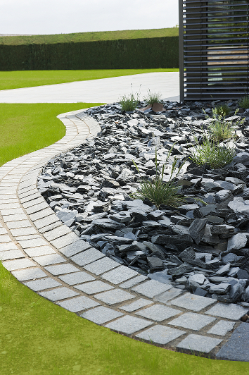 Garten: Terasse, Mauer, Steinbeete