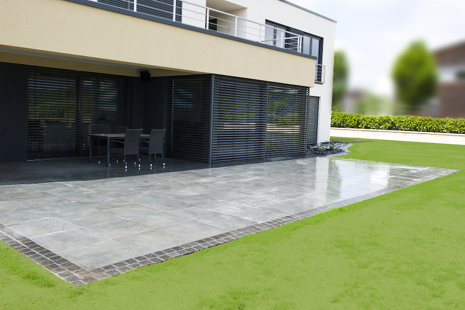 Garten: Terasse, Mauer, Steinbeete