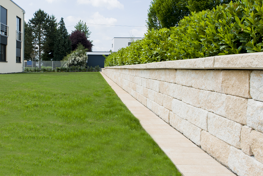 Garten: Terasse, Mauer, Steinbeete