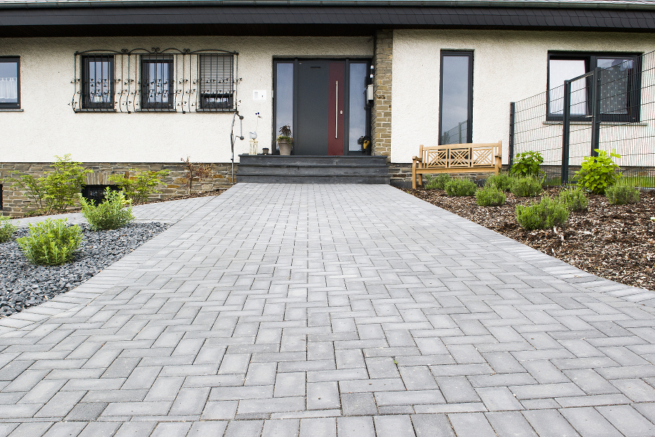 Pflasterung Hauseingang, Gartenzaun, Beete