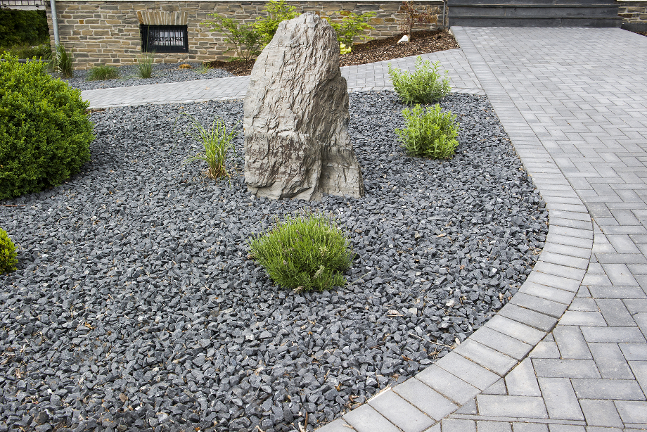 Pflasterung Hauseingang, Gartenzaun, Beete