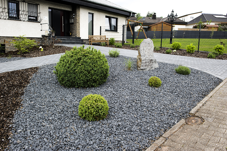 Pflasterung Hauseingang, Gartenzaun, Beete