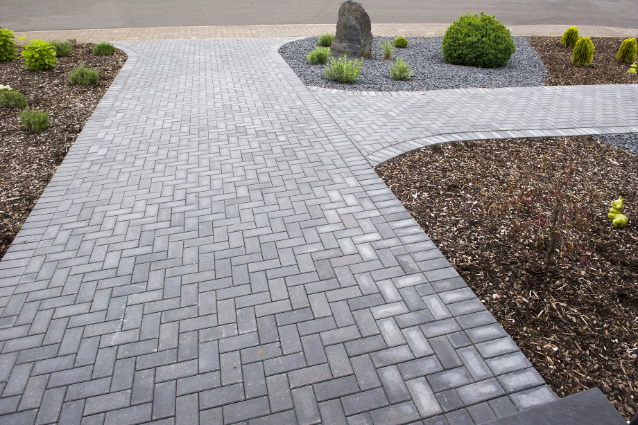 Pflasterung Hauseingang, Gartenzaun, Beete