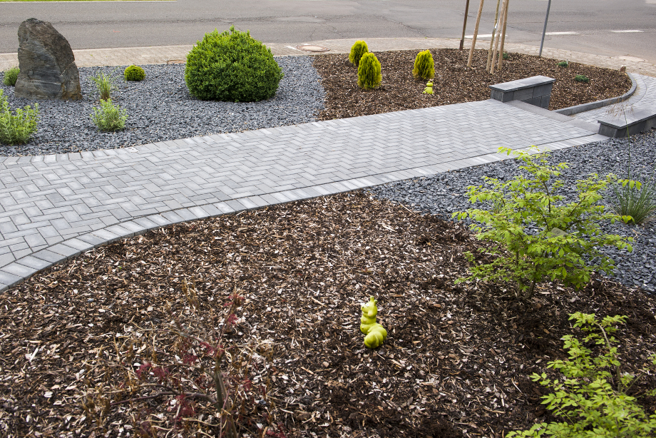 Pflasterung Hauseingang, Gartenzaun, Beete